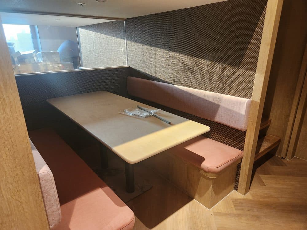 카페 4인 테이블 붙박이쇼파